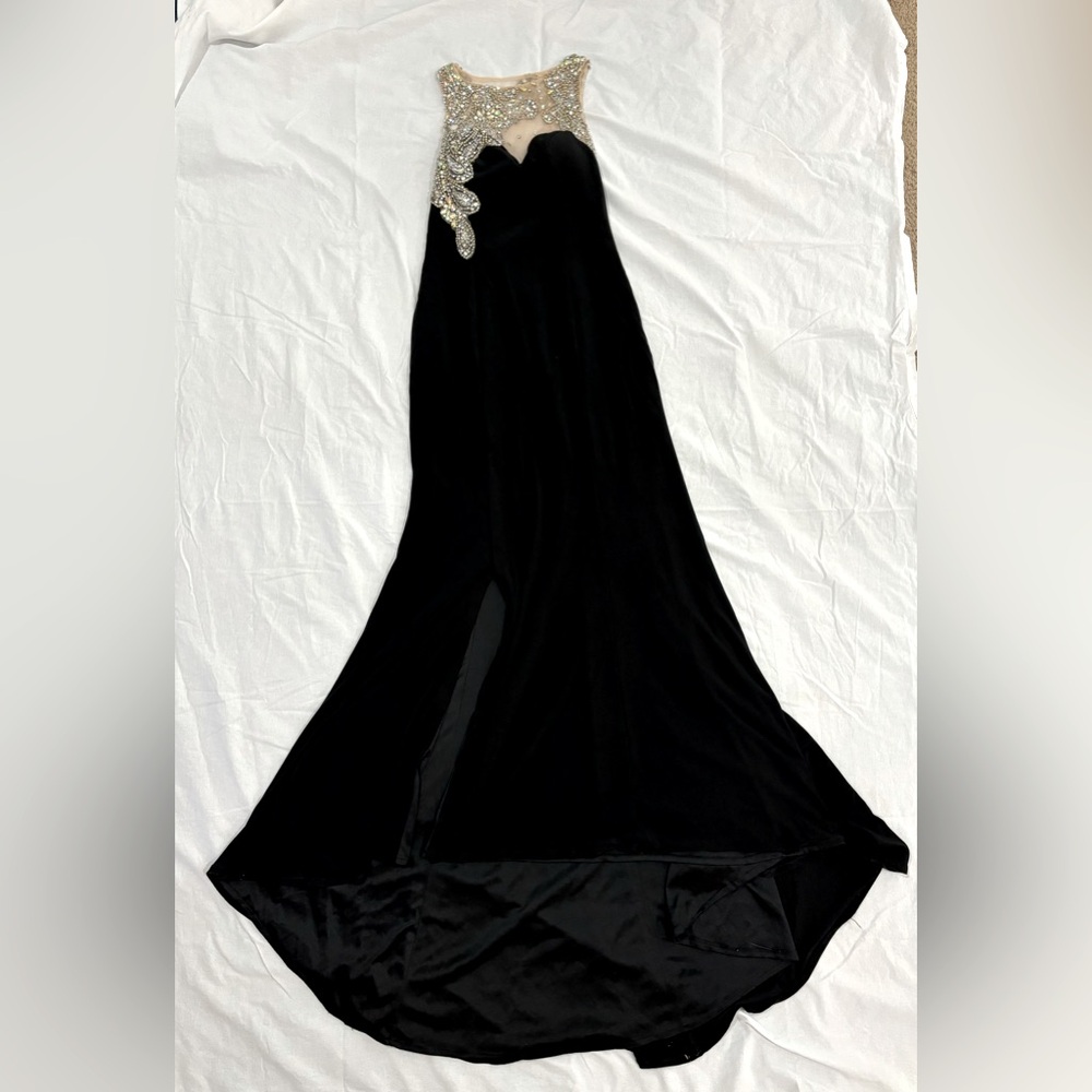Long formal gown. Great for parties. Size 6 but stretchy material.